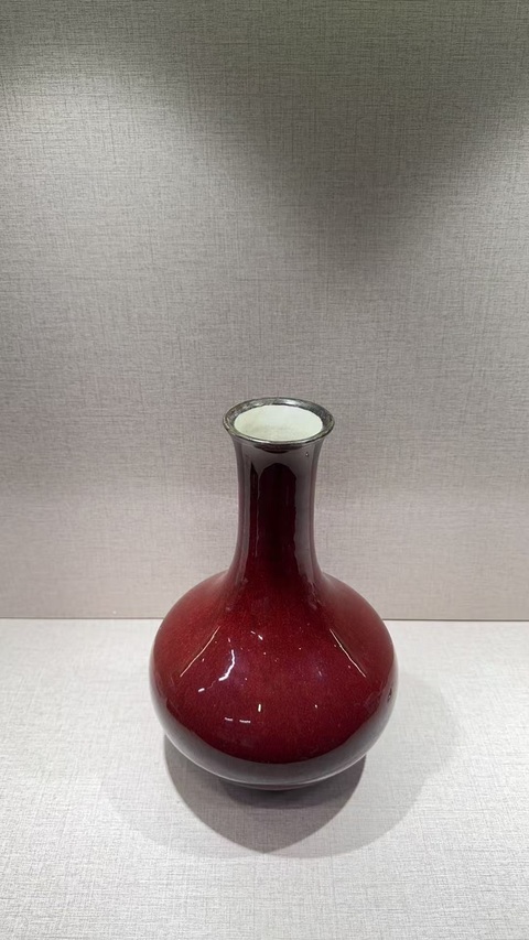 古玩陶瓷紅釉賞瓶真品鑒賞圖