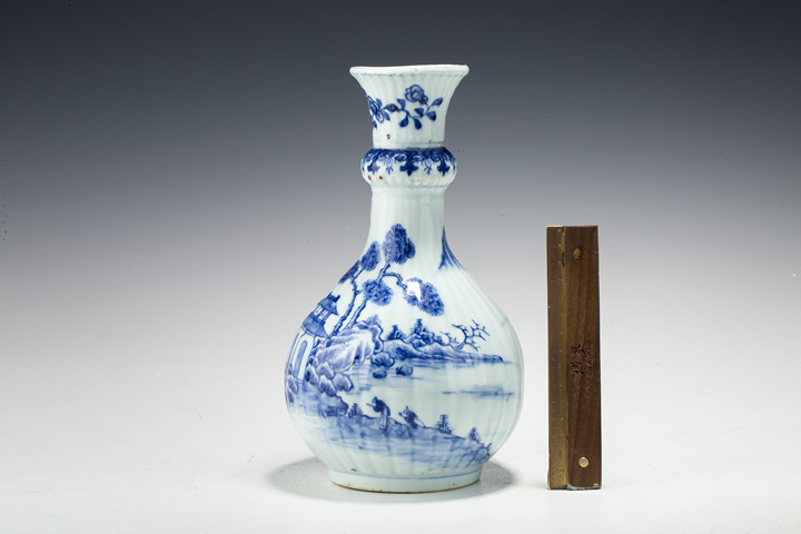 古玩陶瓷清中早·青花山水人物紋蒜頭瓶真品鑒賞圖