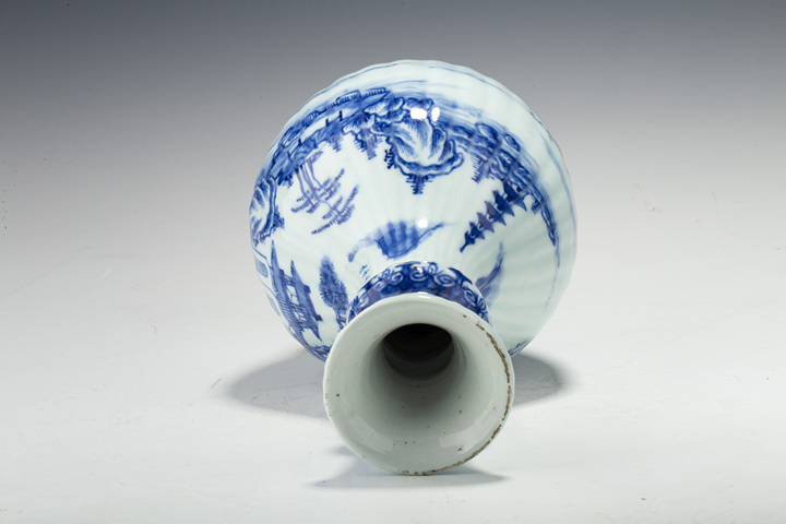 古玩陶瓷清中早·青花山水人物紋蒜頭瓶真品鑒賞圖
