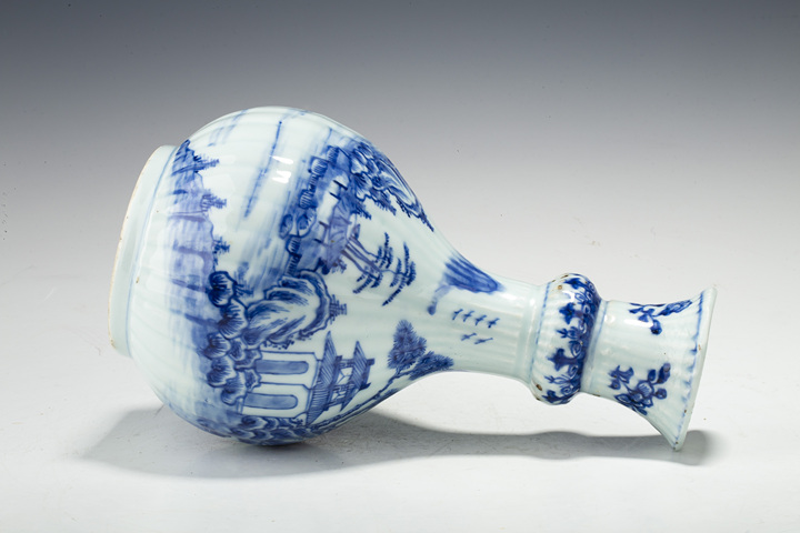 古玩陶瓷清中早·青花山水人物紋蒜頭瓶真品鑒賞圖