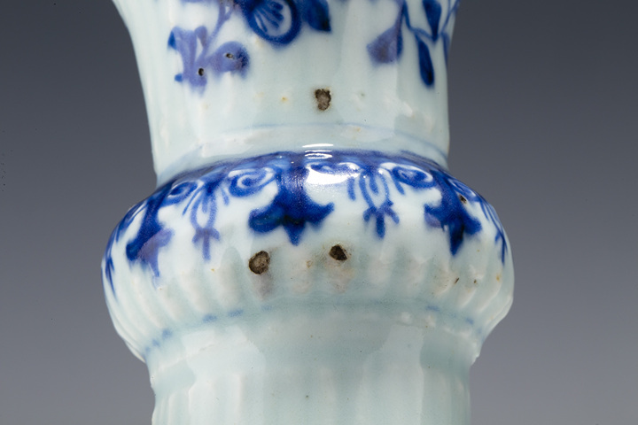 古玩陶瓷清中早·青花山水人物紋蒜頭瓶真品鑒賞圖