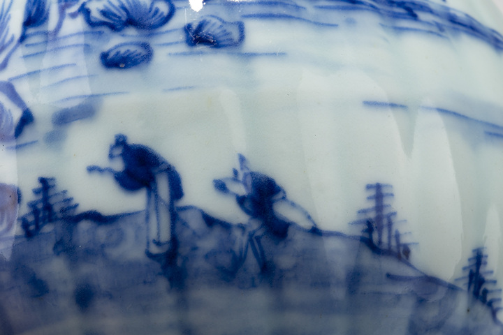 古玩陶瓷清中早·青花山水人物紋蒜頭瓶真品鑒賞圖