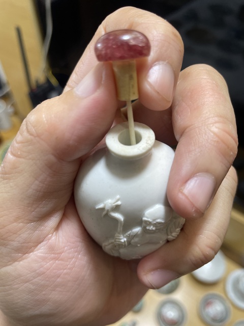 古玩陶瓷布袋和尚鼻煙壺真品鑒賞圖