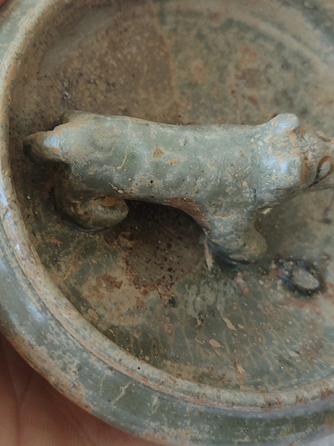 古玩陶瓷兩晉南北朝·青釉貼塑犬洗 真品鑒賞圖