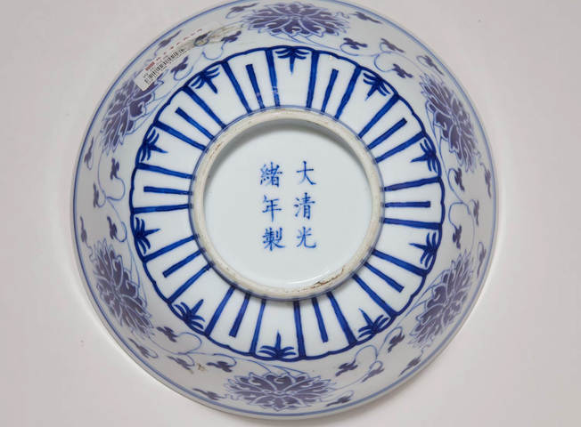 古玩陶瓷青花勾蓮?fù)胝嫫疯b賞圖