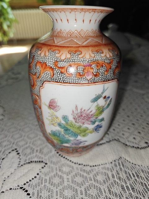 古玩陶瓷粉彩花蝶紋撇口瓶真品鑒賞圖