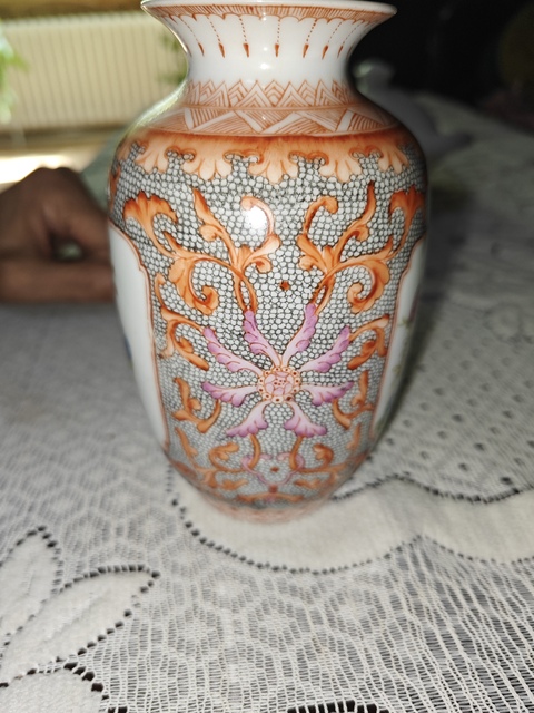 古玩陶瓷粉彩花蝶紋撇口瓶真品鑒賞圖