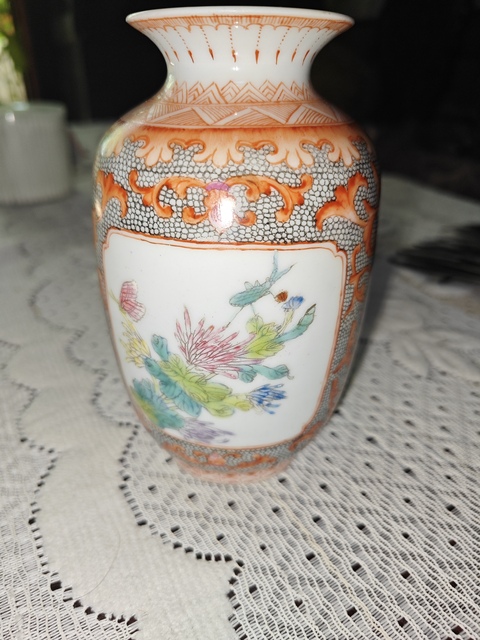 古玩陶瓷粉彩花蝶紋撇口瓶真品鑒賞圖