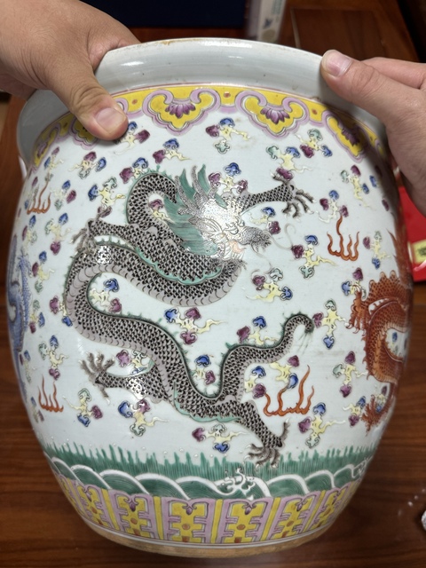 古玩陶瓷粉彩龍紋畫缸真品鑒賞圖
