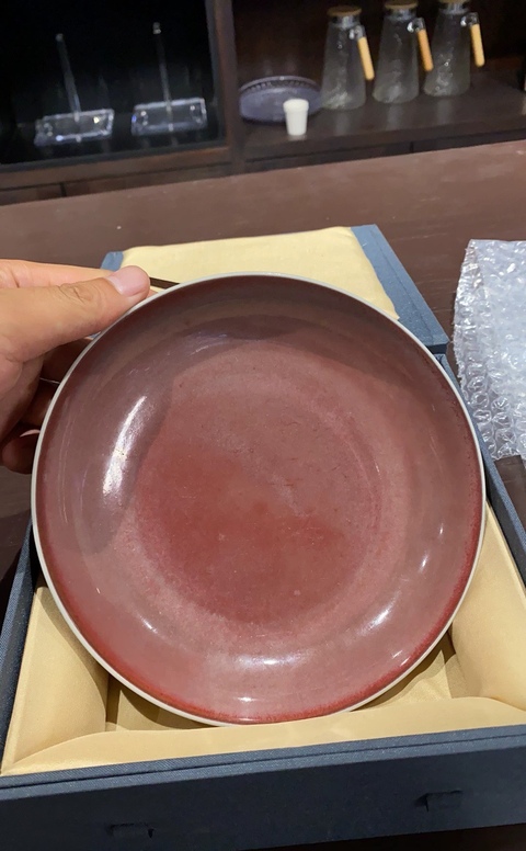 古玩陶瓷紅釉盤真品鑒賞圖