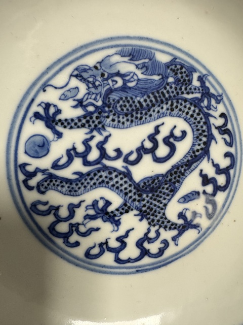 古玩陶瓷青花龍紋盤真品鑒賞圖