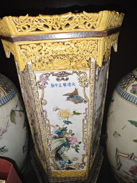 古玩陶瓷粉彩花鳥紋塔式瓶真品鑒賞圖