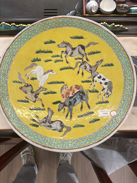 古玩陶瓷清晚·黃地粉彩八駿圖大盤（42）拍賣，當(dāng)前價(jià)格28000元