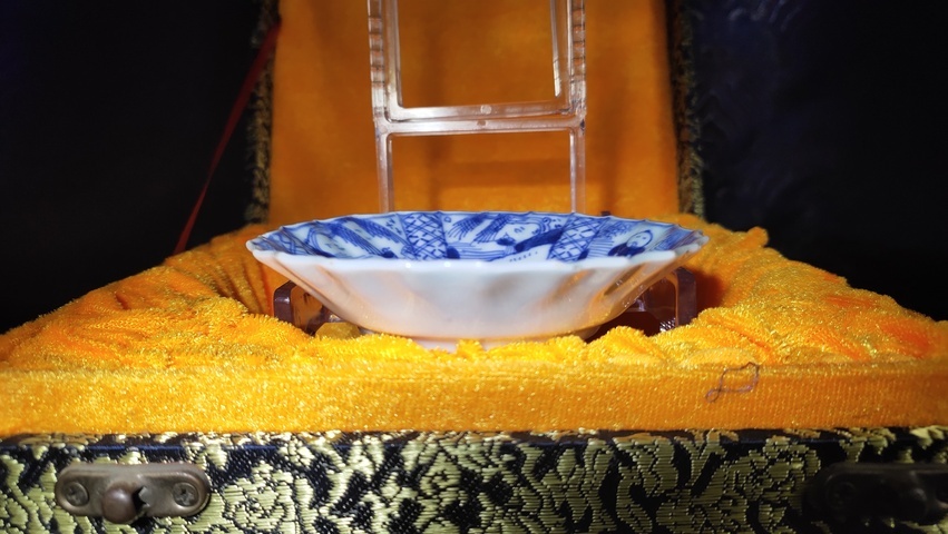 古玩陶瓷清康熙·青花開光花卉人物場景花口盤真品鑒賞圖