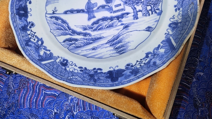 古玩陶瓷清中期·青花人物山水大盤真品鑒賞圖