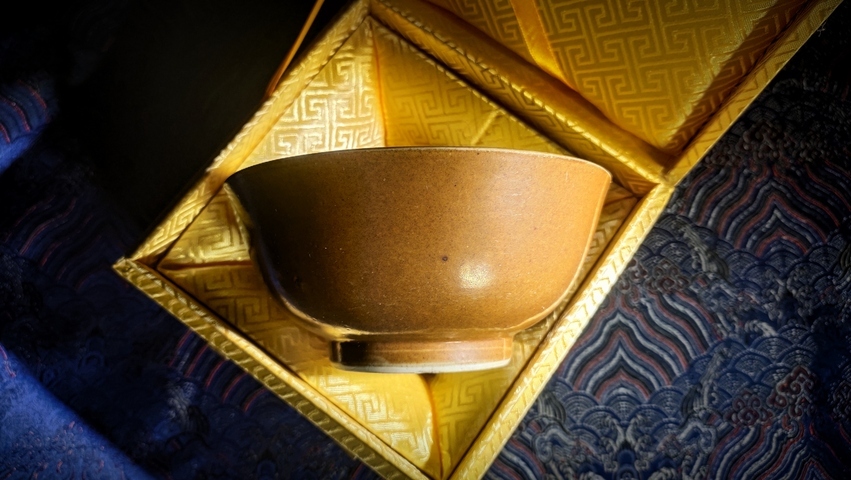 古玩陶瓷清雍正·外紫金釉內粉彩花卉紋碗真品鑒賞圖
