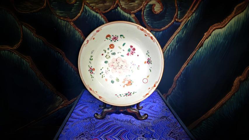 古玩陶瓷清雍正·外紫金釉內粉彩花卉紋碗真品鑒賞圖
