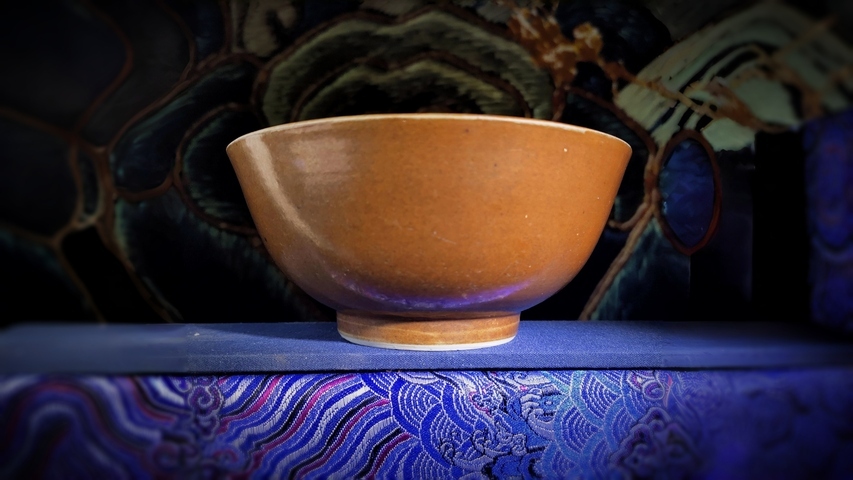 古玩陶瓷清雍正·外紫金釉內粉彩花卉紋碗真品鑒賞圖
