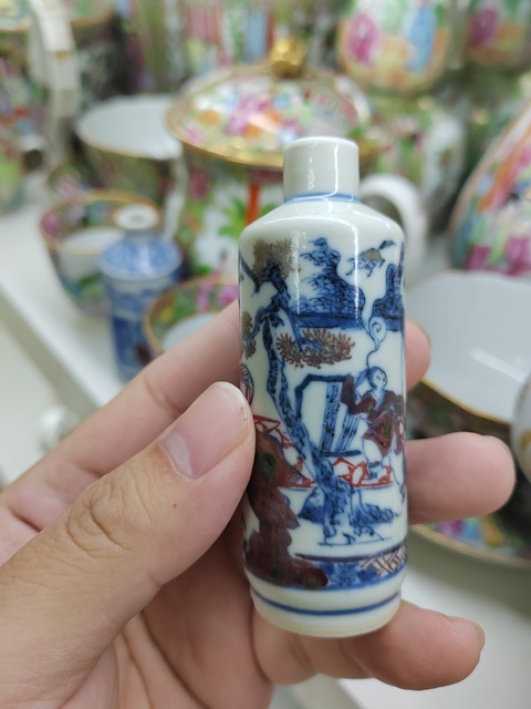 古玩陶瓷清中期 青花釉里紅人物故事紋鼻煙壺拍賣，當(dāng)前價(jià)格17800元