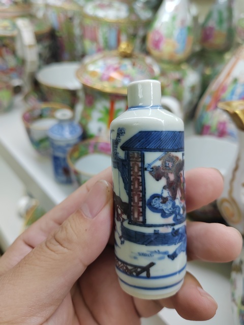 古玩陶瓷清中期 青花釉里紅人物故事紋鼻煙壺拍賣，當(dāng)前價(jià)格17800元
