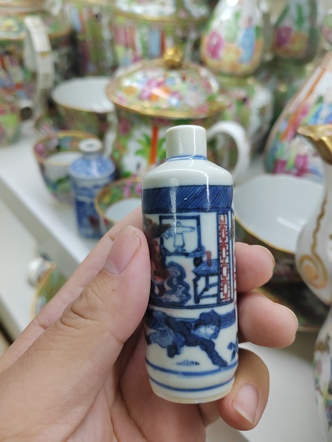 古玩陶瓷清中期 青花釉里紅人物故事紋鼻煙壺拍賣，當(dāng)前價(jià)格17800元