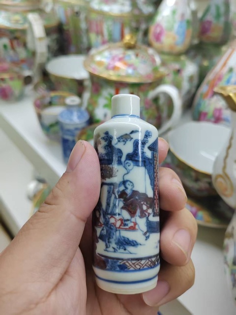 古玩陶瓷清中期 青花釉里紅人物故事紋鼻煙壺拍賣，當(dāng)前價(jià)格17800元