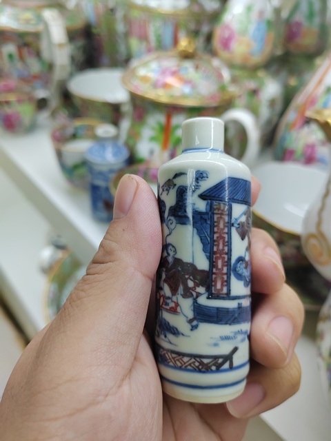 古玩陶瓷清中期 青花釉里紅人物故事紋鼻煙壺拍賣，當(dāng)前價(jià)格17800元