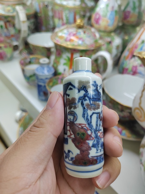古玩陶瓷清中期 青花釉里紅人物故事紋鼻煙壺拍賣，當(dāng)前價(jià)格17800元
