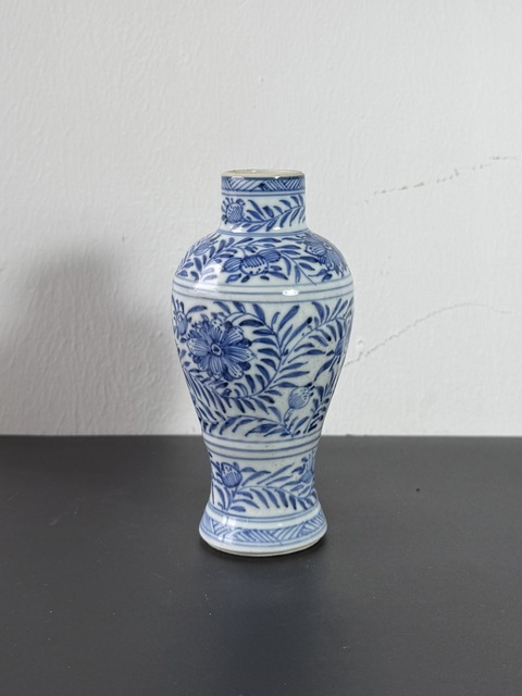 古玩陶瓷青花花卉紋瓶真品鑒賞圖