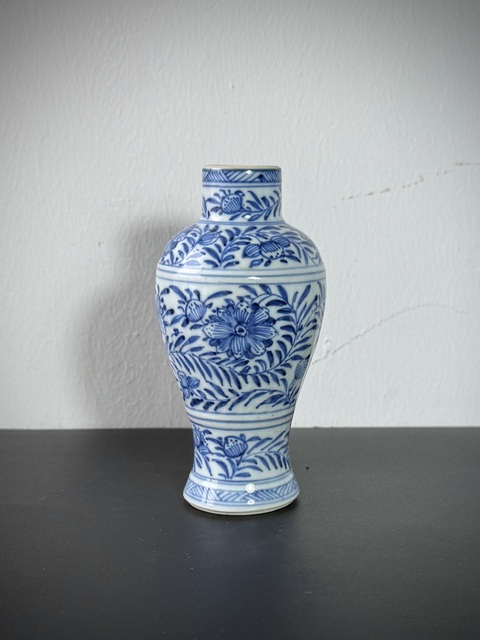 古玩陶瓷青花花卉紋瓶真品鑒賞圖