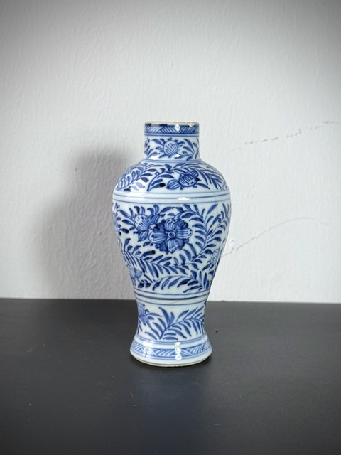 古玩陶瓷青花花卉紋瓶真品鑒賞圖