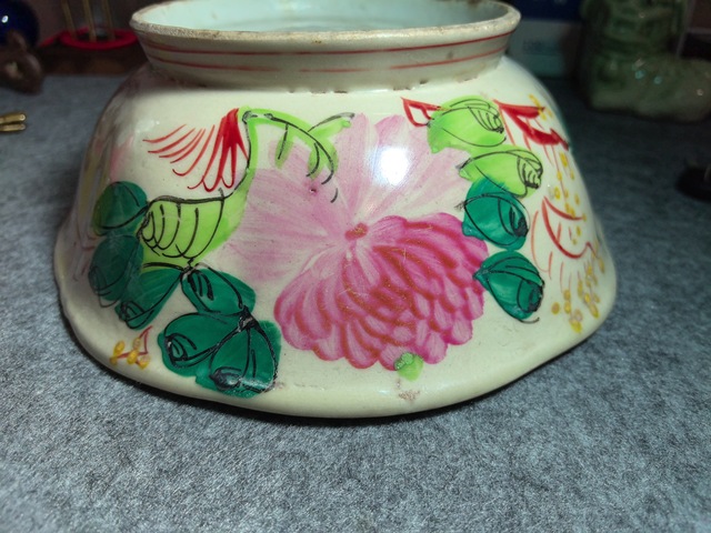 古玩陶瓷花卉紋碗真品鑒賞圖