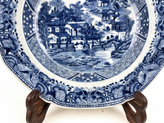 古玩陶瓷清乾隆·青花山水樓閣人物八方盤真品鑒賞圖