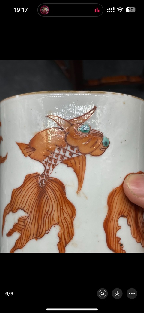 古玩陶瓷粉彩礬紅金魚紋馬克杯真品鑒賞圖