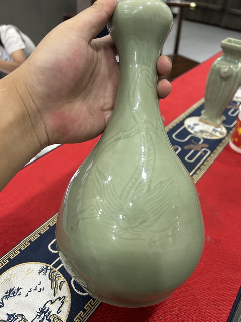 古玩陶瓷豆青釉螭龍刻花蒜頭瓶真品鑒賞圖