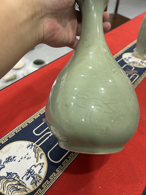 古玩陶瓷豆青釉螭龍刻花蒜頭瓶真品鑒賞圖