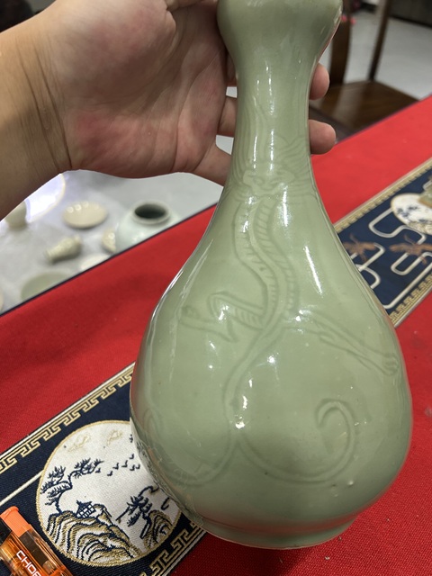 古玩陶瓷豆青釉螭龍刻花蒜頭瓶真品鑒賞圖