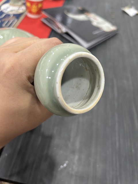 古玩陶瓷豆青釉螭龍刻花蒜頭瓶真品鑒賞圖