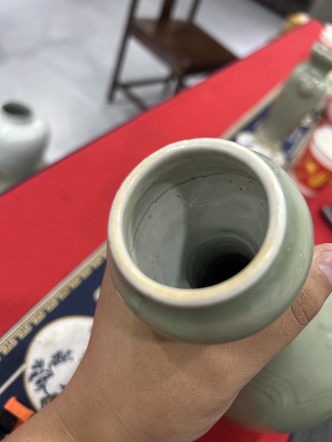 古玩陶瓷豆青釉螭龍刻花蒜頭瓶真品鑒賞圖