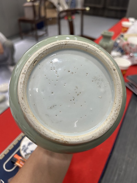 古玩陶瓷豆青釉螭龍刻花蒜頭瓶真品鑒賞圖
