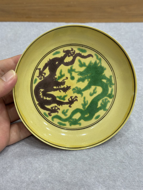 古玩陶瓷清康熙 素三彩暗刻龍紋盤(pán)真品鑒賞圖