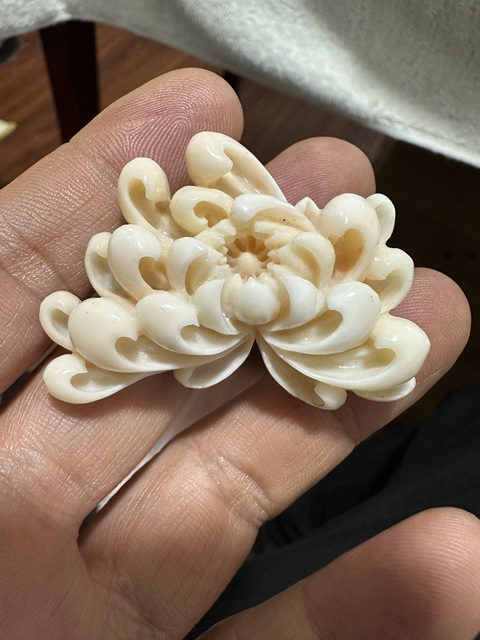 古玩玉器白珊瑚胸針真品鑒賞圖