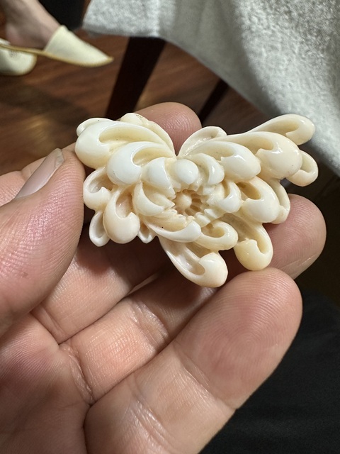 古玩玉器白珊瑚胸針真品鑒賞圖