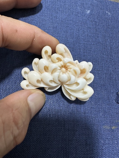 古玩玉器白珊瑚胸針真品鑒賞圖