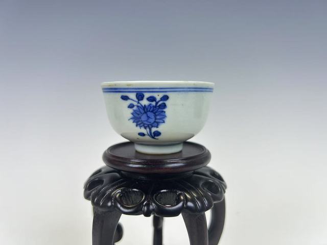 古玩陶瓷清中期·青花花卉杯真品鑒賞圖