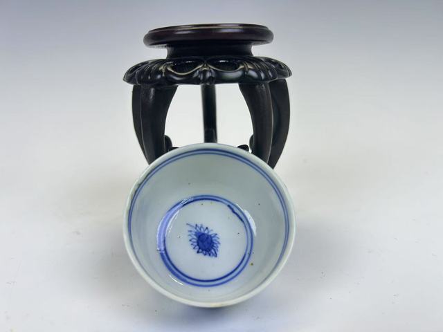 古玩陶瓷清中期·青花花卉杯真品鑒賞圖