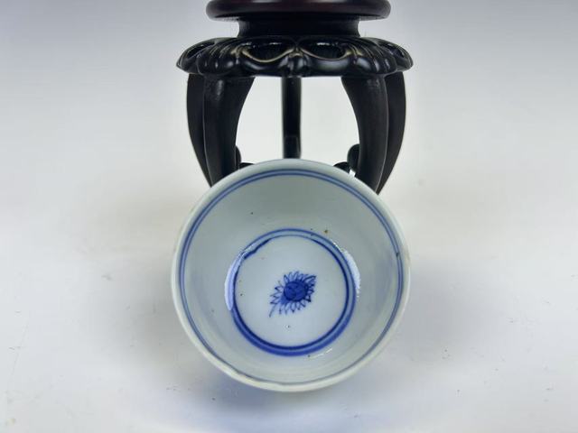 古玩陶瓷清中期·青花花卉杯真品鑒賞圖
