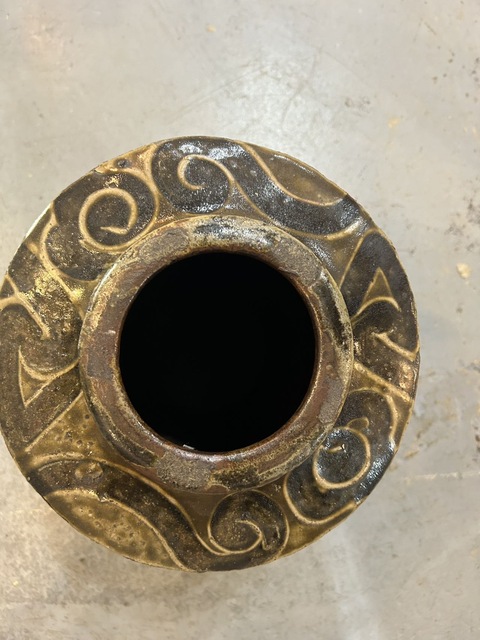 古玩陶瓷馬口窯黃釉刻花罐真品鑒賞圖