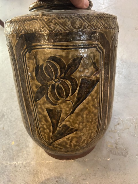 古玩陶瓷馬口窯黃釉刻花罐真品鑒賞圖