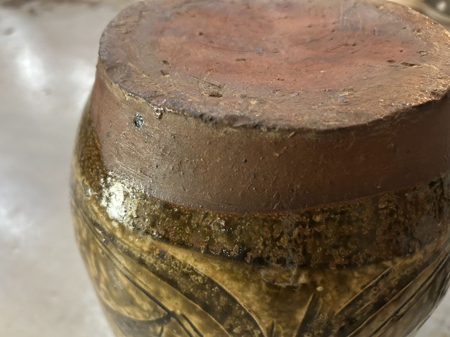 古玩陶瓷馬口窯黃釉刻花罐真品鑒賞圖